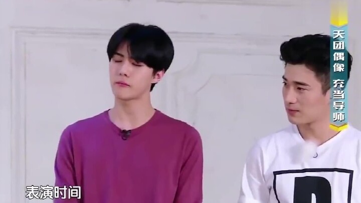 吴世勋现场跳舞，队员们看到觉得太难了，一天根本学不会