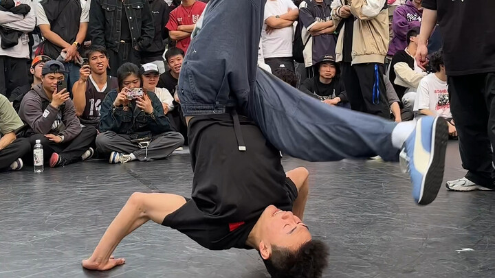 หนุ่มนักเต้นสตรีทแดนซ์สุดเทพ ฝีมือการเต้นขั้นเทพ! ท่าเต้นไหลลื่นราวกับสายลม 👍