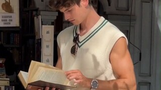 Chàng người mẫu Moritz, 24 tuổi, cao 195cm, tự thân tỏa ra khí chất soái ca giữa đám đông