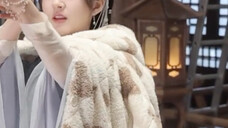 Zhao Lusi berperan sebagai angsa betina kecil dalam drama barunya "The Hidden God". Ayin terlihat pi