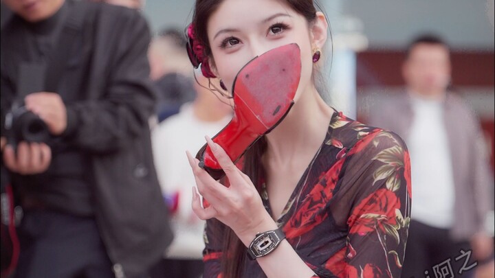 Teacher Xiao Wusu really lets loose in person—no wonder she’s so popular!