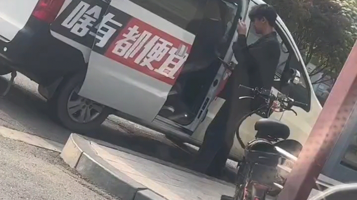 Hành khách cố tình “câu cá” xe dọc đường, ai ngờ bị tài xế dạy cho một bài học nhớ đời!