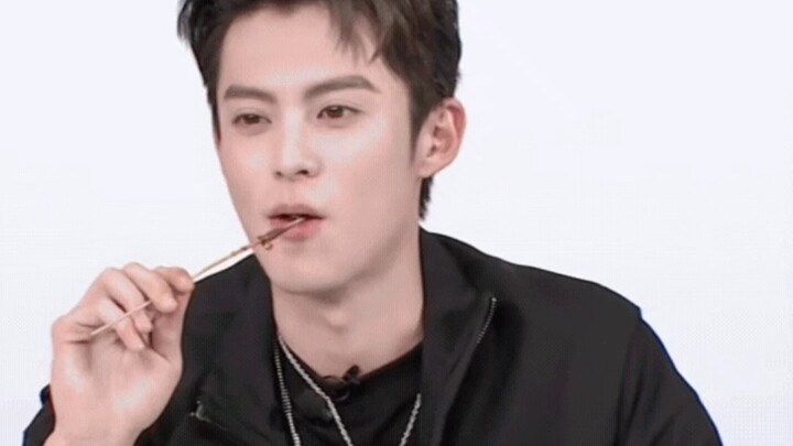 【王鹤棣】吃东西和单手开易拉罐完全是两个人嘛！