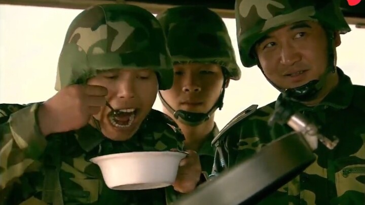 [Koleksi Makan] Rebut rebung! Prajurit pasukan khusus mencuri daging babi rebus milik tentara biru d