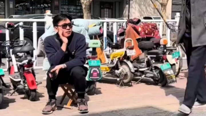 孙子帮奶奶卖香椿，搬着板凳在旁当“托”，被路人奶奶当场拆穿