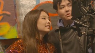 Jennie baru berlatih tari selama tiga jam, tapi sudah menari dengan sangat baik, memang pantas menja