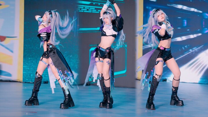 Feel the imposing presence of the Wolf Lord at the cosplay convention! Whiplash