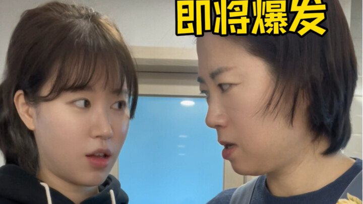 للمرة الأولى يقوم الكوريون بتحضير لحم الخنزير بالأناناس والصوص الحلو والحامض لأمهاتهم!