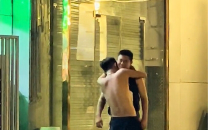 Khi có thể ôm nhau, thì đừng chỉ nắm tay.