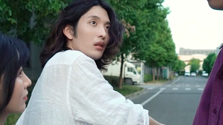 منذ القدم، كانت الاعترافات بالحب غالبًا ما تبوء بالفشل، وكثيرًا ما يتحدث المرء عن الحياة مع غرباء.