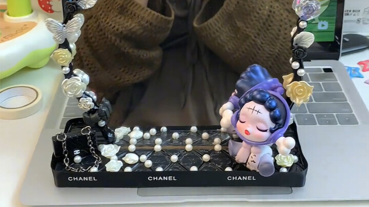 The person who can arrange this makeup mirror for you