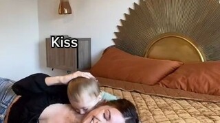 宝宝看到妈妈就喜笑颜开，看到爸爸：你起开！