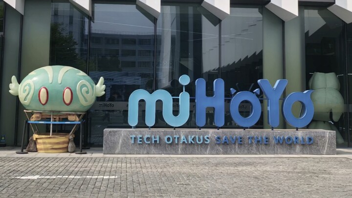 Mari kita lihat apa saja yang dipajang di lantai satu perusahaan miHoYo.