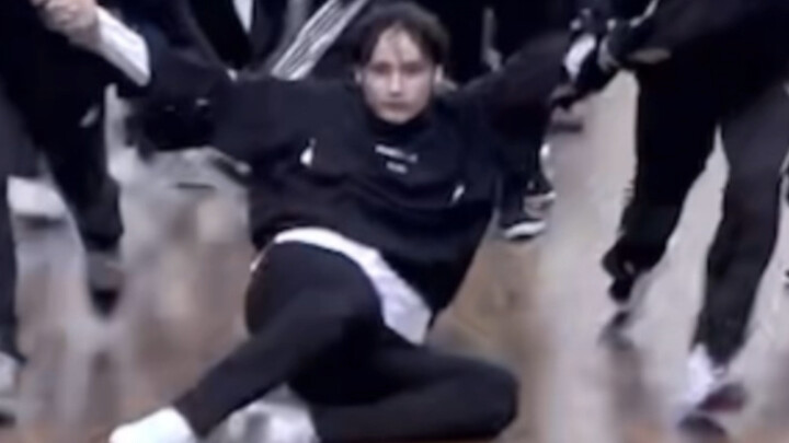 [Huening Kai] A little brother who is determined to polish the floor of the hybe building practice r