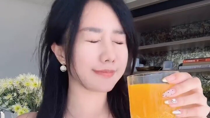Bagaimana rasanya seorang gadis cantik tinggal di pesawat selama 48 jam untuk pertama kalinya?