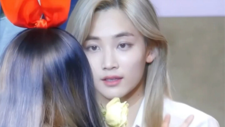 พอเสียงดนตรีดังขึ้น รักครั้งแรกก็ปรากฏตัว