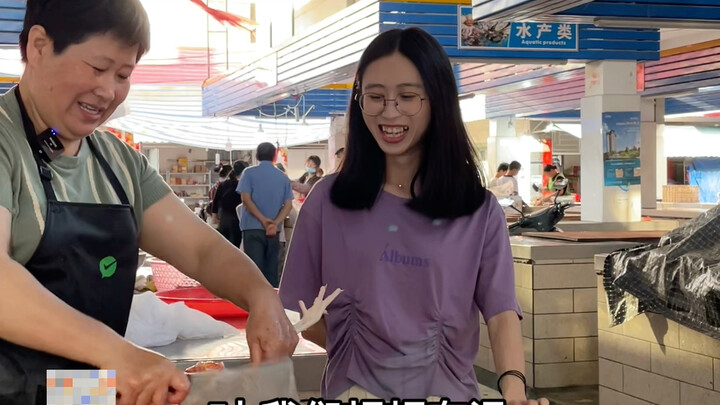 这是我的妈妈，今年50了，大学学费都是她一只鸡一只鸡切出来的，工作后辞职回老家拿起手机记录和他们的点滴，生活平淡而又充实。