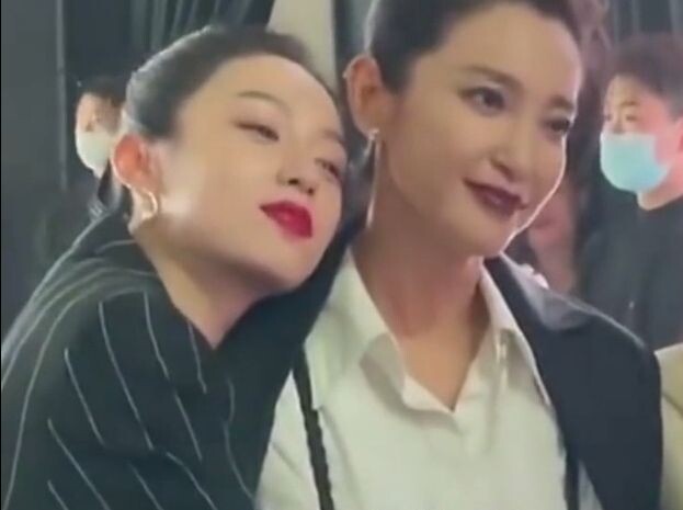 A camera captures the diverse sides of celebrities: Guan Xiaotong handles herself with ease on the r