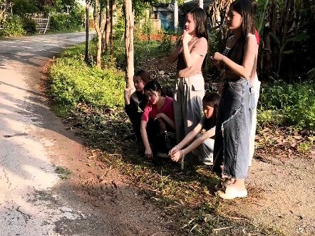 Một người qua đường gặp một nhóm cô gái Lào và hỏi tôi có muốn lấy vợ không.