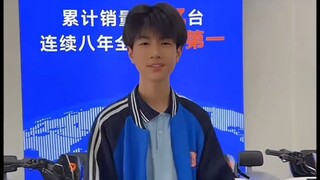 老板娘让高中生儿子跳舞给自家电动车卖广告！