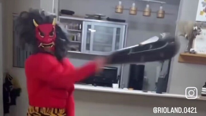 Ketika gadis kecil Jepang bertemu dengan Iblis Penjaga Tegangan di rumahnya, begini reaksinya: