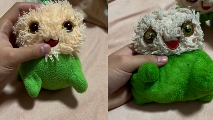 Kakaknya membagikan mainan yang dibeli adiknya, dan dia tak kuasa menahannya setelah melihat akhirny