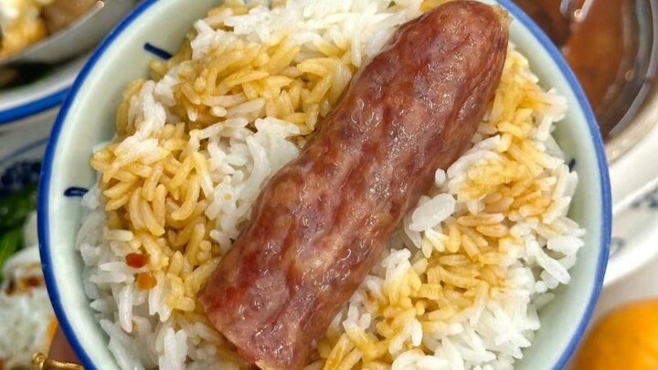 Makan paket makanan khas orang miskin, nasi sosis lemak babi seharga 6 yuan semangkuk, plus bisa tam