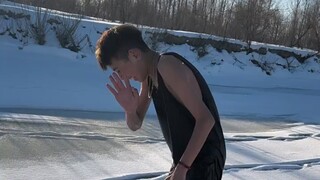 手捧鲜花偷偷出现在异地恋男友身后，男生的嘴角都快咧到后脑勺了，网友：以后他的每节下课都会想你在不!