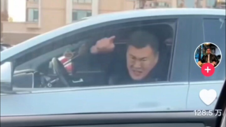 A Chinese car owner’s heated argument with the window down went viral on TikTok, and foreigners are 