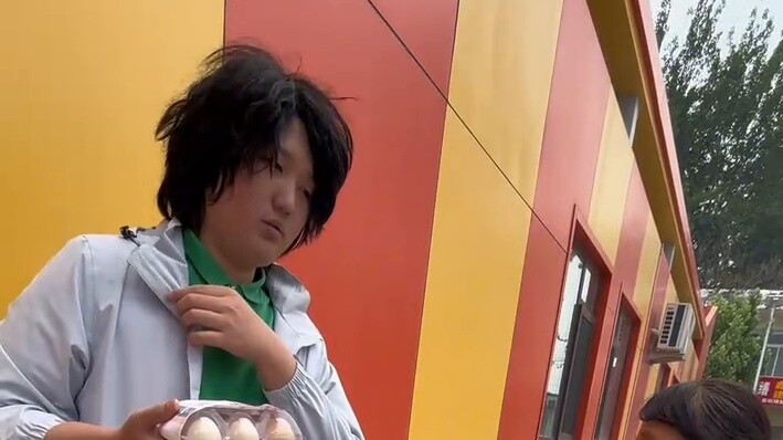 Sell American eggs for 3 yuan a box to Chinese grandpa and grandma and see how they react.