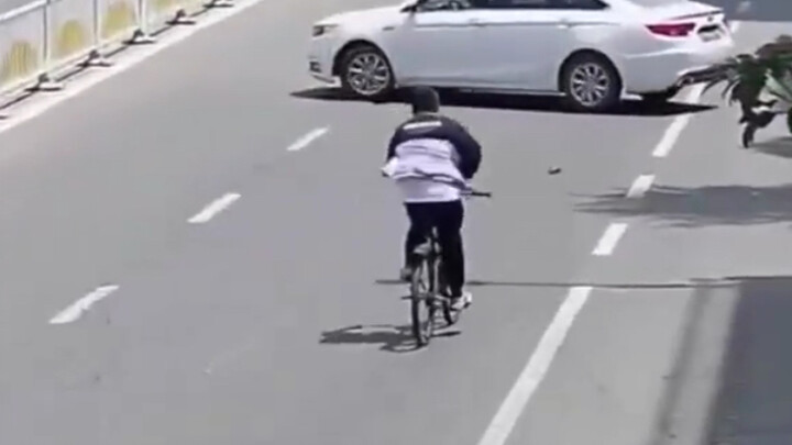 Aku berkendara dengan saku di dalam, tapi aku tidak sempat mengeluarkan tanganku, hahahahahaha