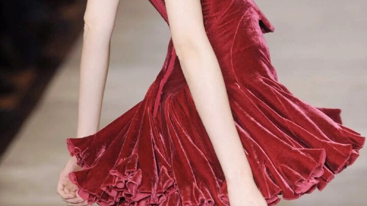 Tolong! Gadis ini terlihat sangat cantik dengan rok pendek!