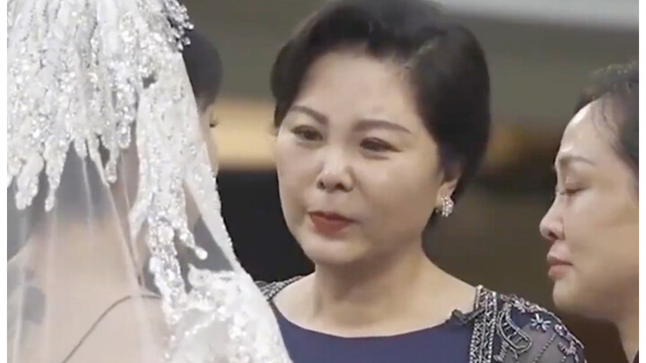 Cô dâu mặc váy cưới lên sân khấu trò chuyện với hai người mẹ, chỉ cần liếc mắt một cái là có thể phâ