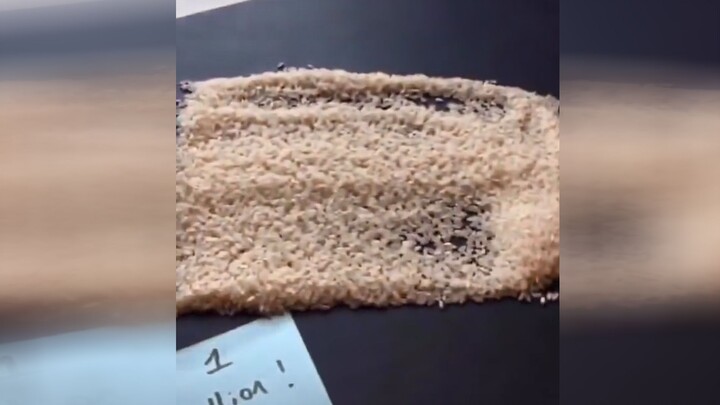 用大米演示亚马逊CEO贝佐斯过分的财富