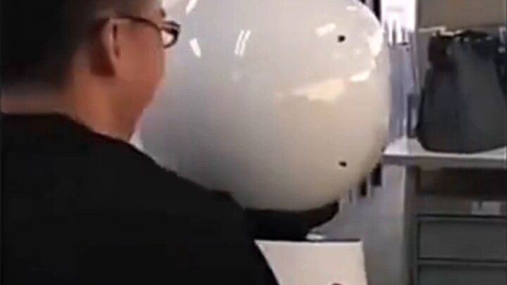 Tại triển lãm anime, cô gái trẻ đang tìm kiếm một lối thoát ở khắp mọi nơi