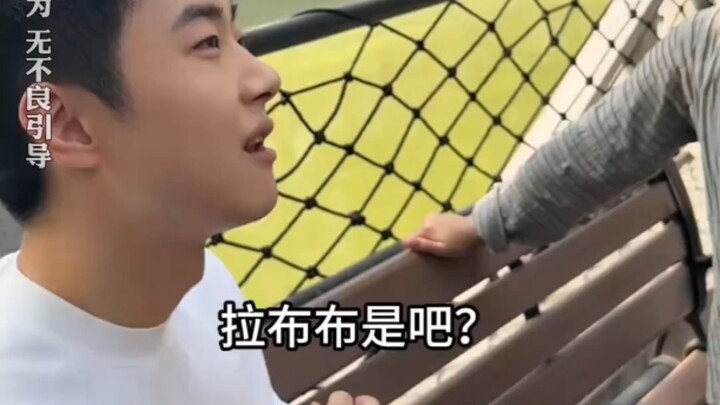 “ฉันกำลังคาดหวังอะไรกันแน่?” ชายหนุ่มถามเด็กน้อยว่าอยากได้ลูกโป่งแบบไหน แต่สุดท้ายกลับได้แต่ “รุ่นปร