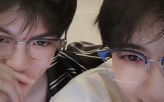 Mỗi lần bị vợ túm lấy, anh vẫn tỏ ra vô cùng ung dung tự tại