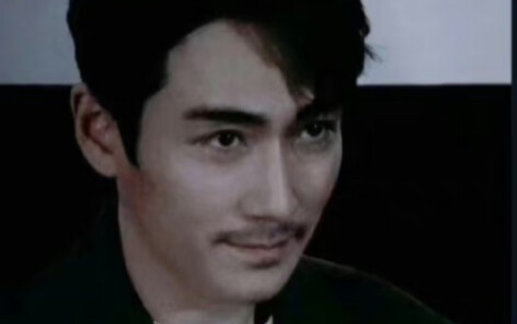 جو يي لونغ الذي يعمل في فترة هه فاي، سُمٌّ سام كالخشخاش، حورية بحر متعطشة للدماء، تفوح منها إغراءات 