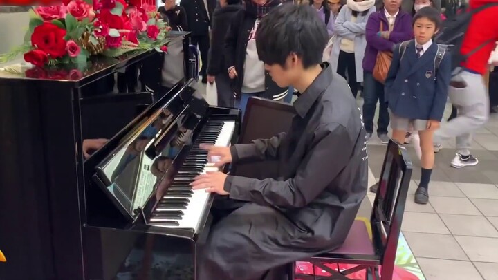 If I play Demon Slayer's theme song "Red Lotus" at the train station, how many people will watch?