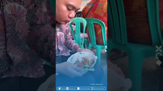 Momen Pria Tetap Bawa Bekal saat Hadiri Kondangan, Nasi Hajat DIcampur Pete Bawaan Sendiri