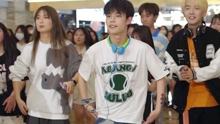 Anh chàng này làm tôi siêu yêu luôn!!!