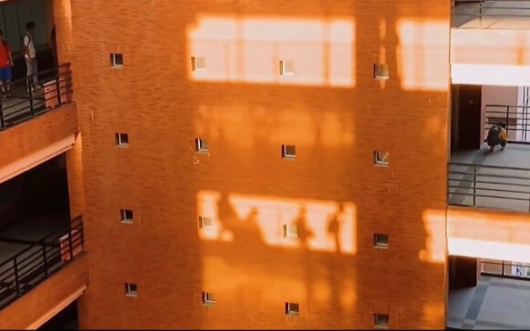 “好奇怪，后来耳机里的歌永远没有广播站放的好听”