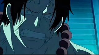 Hawkeye Mihawk attacks Whitebeard