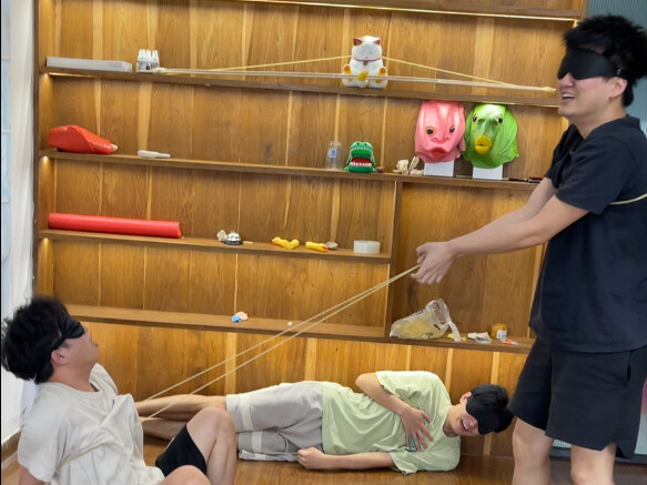 รีบเรียกเพื่อนมาดูชาเลนจ์ปิดตาคลำหาของ