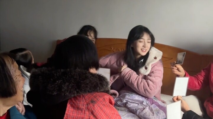 When college students are on break, they either play on their phones, sleep... or get set up on blin