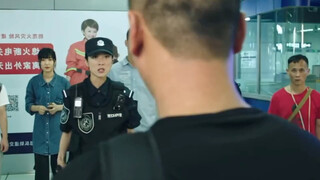 犯罪分子带毒品经过地铁站警犬立马察觉当场抓获.