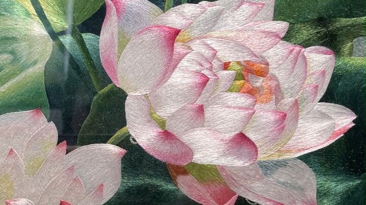 ช่างปักผ้าใช้เวลา 360 วันปักภาพ “สวยสะพรั่งฉ่ำน้ำ” นี่ไม่ใช่ภาพวาด แต่เป็นงานปักซูที่บรรจงปักทีละเข็