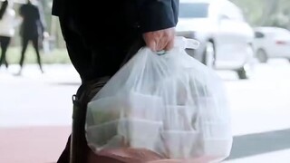 男人看到首富打包了一大袋剩菜就获得大订单