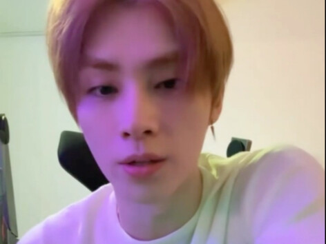 Xiao Jun said he doesn’t know senior Hoshi, but the two of them sat together watching SHINee’s conce