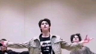 【朴成训】滑子两次跳ready to love 第一个练习室还是刚学 除了帅说不出别的了